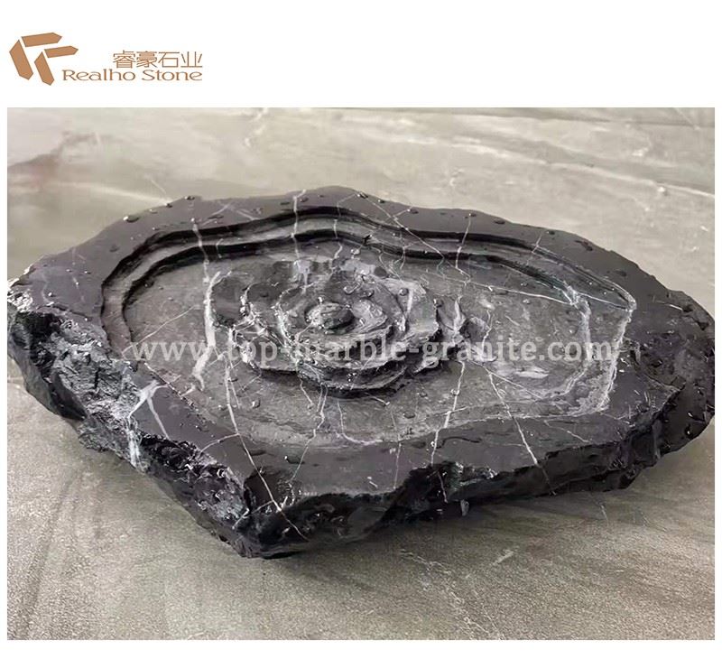 Water fountain with regular shape